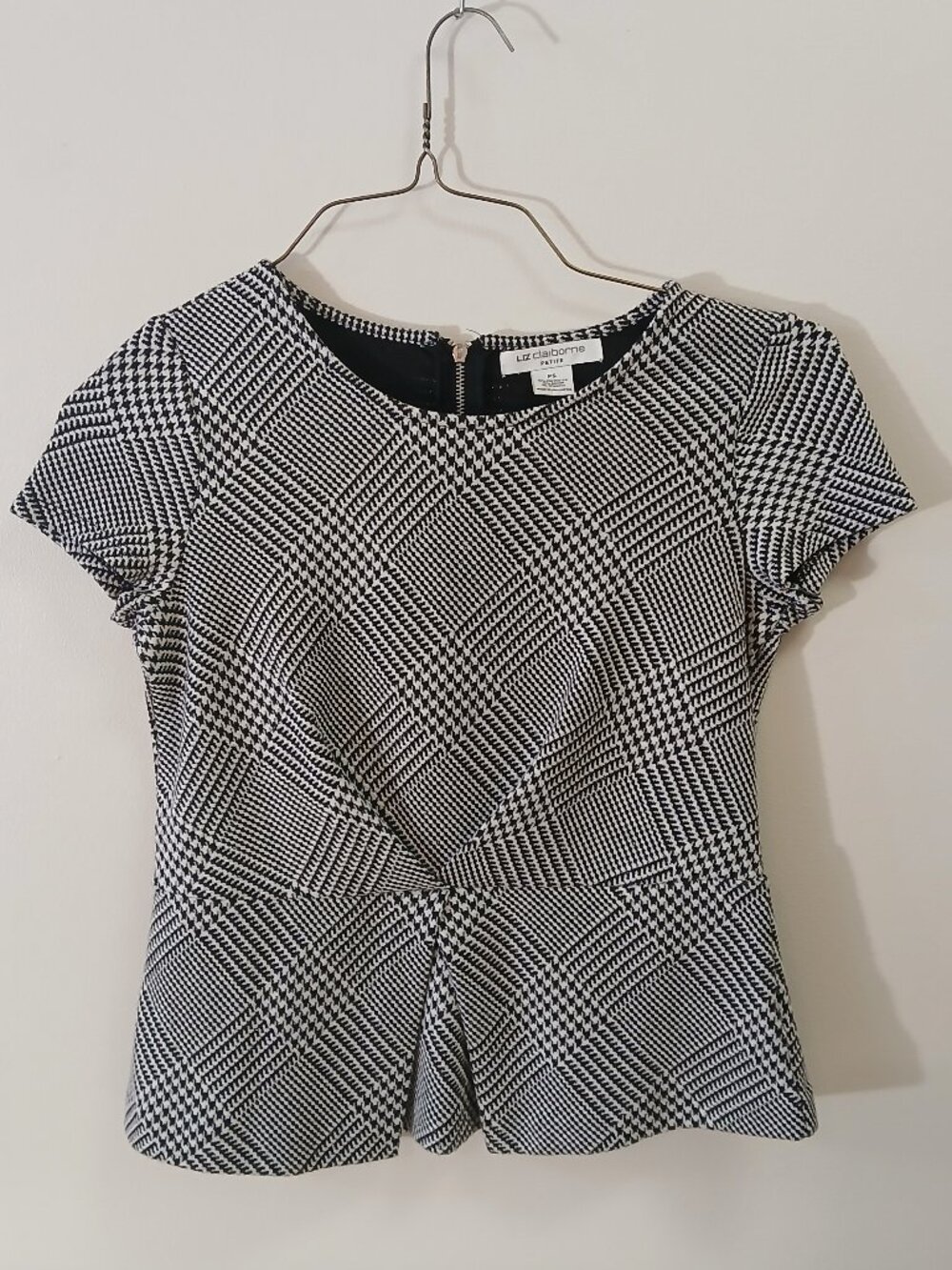 Liz Claiborne petite herringbone pattern top - size small